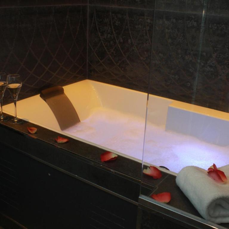 Secret de Paris - Hotel & Spa - Tour Eiffel avec Baignoire d'hydromassage - 3