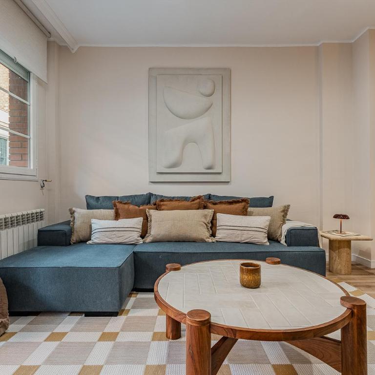 Comfortable and spacious flat in Barcelona - Three-Bedroom Apartment - 2