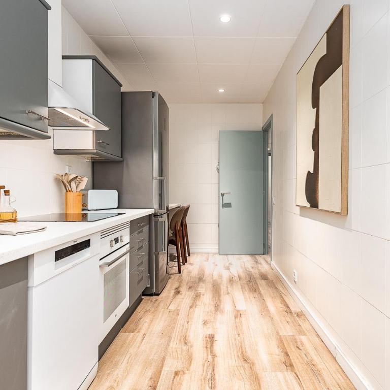 Comfortable and spacious flat in Barcelona - Three-Bedroom Apartment - 9
