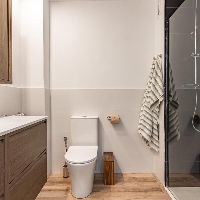 Comfortable and spacious flat in Barcelona - Three-Bedroom Apartment - 30
