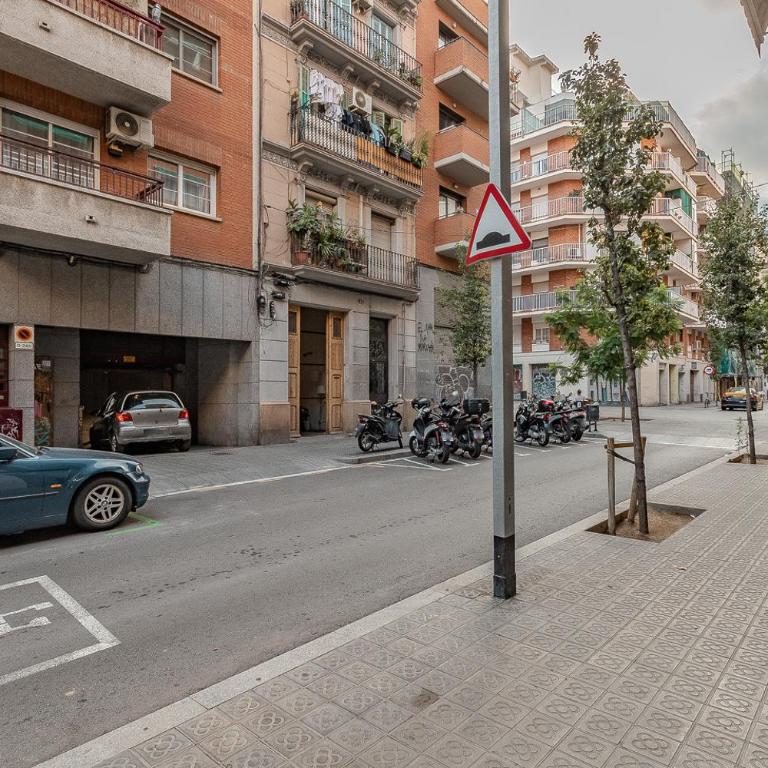 Comfortable and spacious flat in Barcelona - Three-Bedroom Apartment - 39
