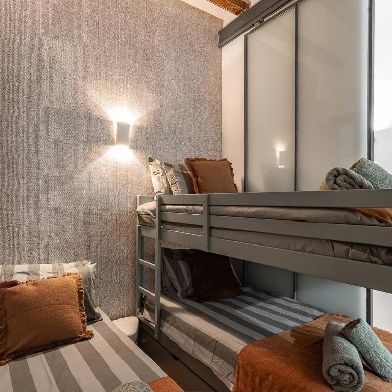 Amplio Apartamento en Barcelona - Three-Bedroom Apartment - 21