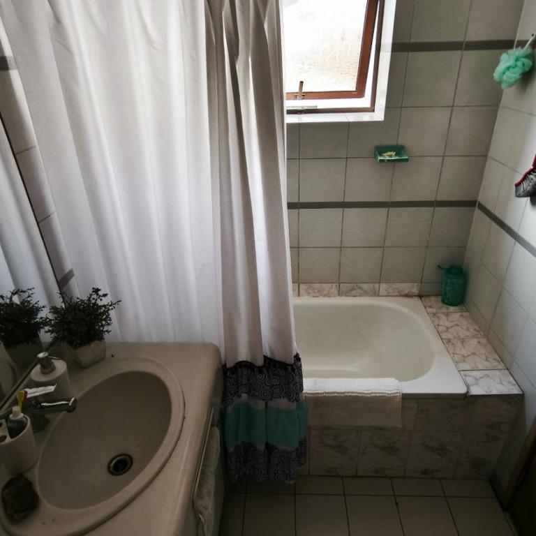 Cómoda Habitación doble, baño privado cercana al metro en Las Condes - Double Room with Private Bathroom - 2