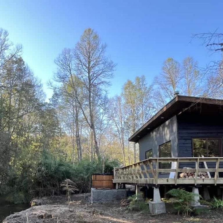 BUHO Cabin Cypress BBQ Smart TV Wood Hot Tub - Bungalow - 9