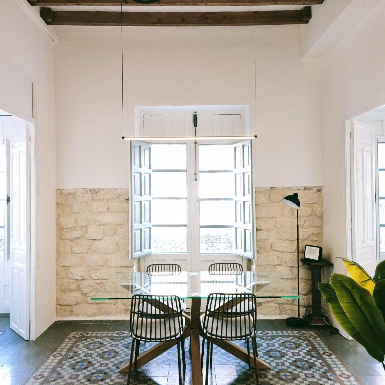 Old Town Alicante, Beach, Food & City Life - Three-Bedroom Apartment with Balcony - 1