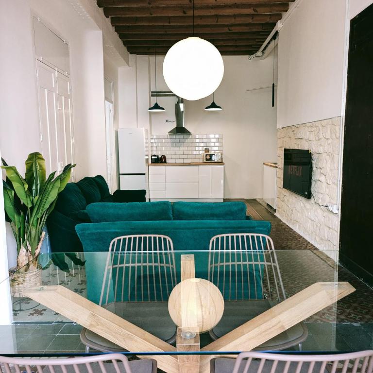 Old Town Alicante, Beach, Food & City Life - Three-Bedroom Apartment with Balcony - 3