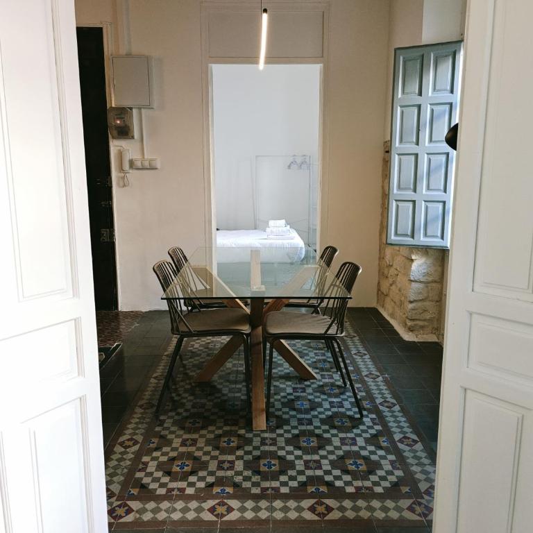 Old Town Alicante, Beach, Food & City Life - Three-Bedroom Apartment with Balcony - 5