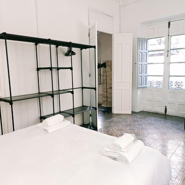 Old Town Alicante, Beach, Food & City Life - Three-Bedroom Apartment with Balcony - 11