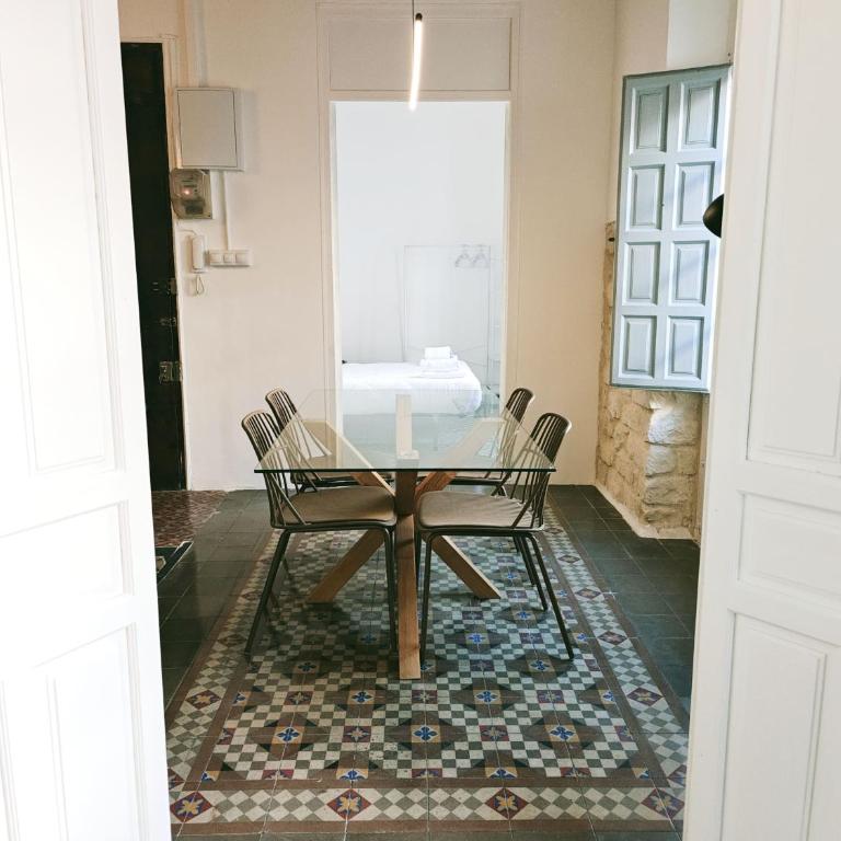 Old Town Alicante, Beach, Food & City Life - Three-Bedroom Apartment with Balcony - 14
