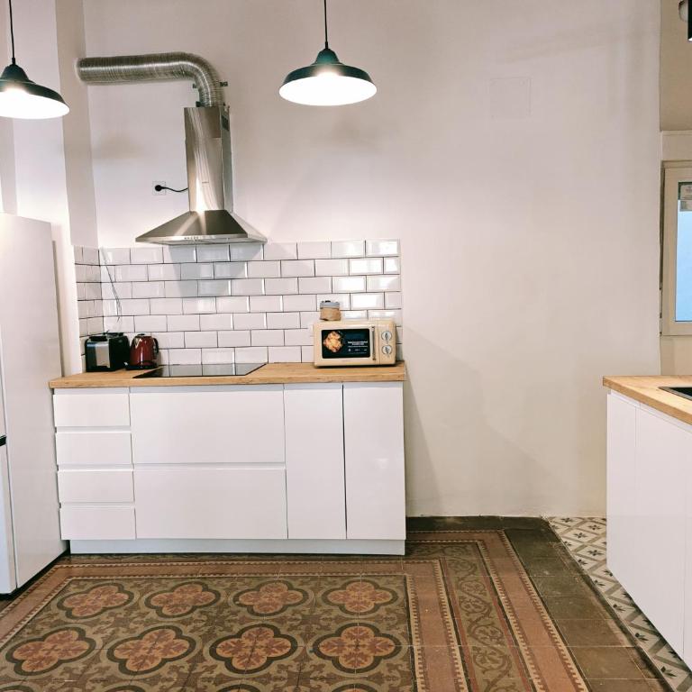 Old Town Alicante, Beach, Food & City Life - Three-Bedroom Apartment with Balcony - 34
