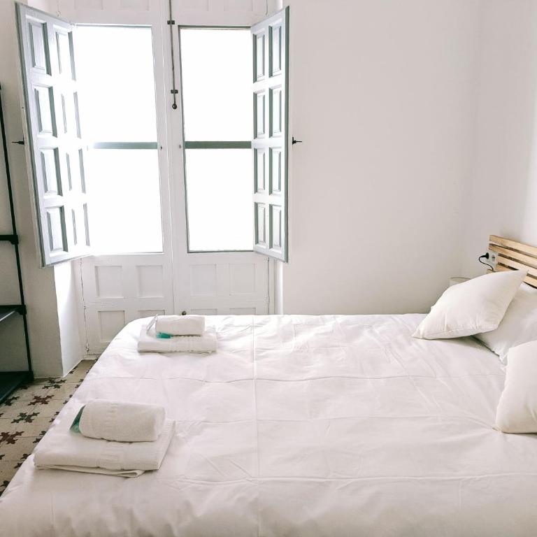 Old Town Alicante, Beach, Food & City Life - Three-Bedroom Apartment with Balcony - 35