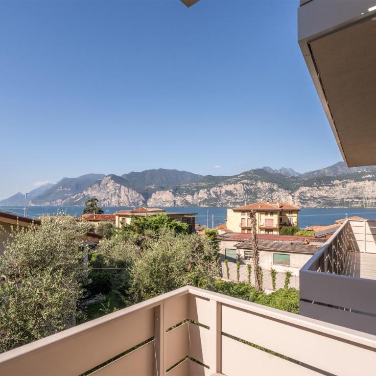 Hotel Diana - Camera Matrimoniale Superior con Balcone e Vista Lago Parziale - 9