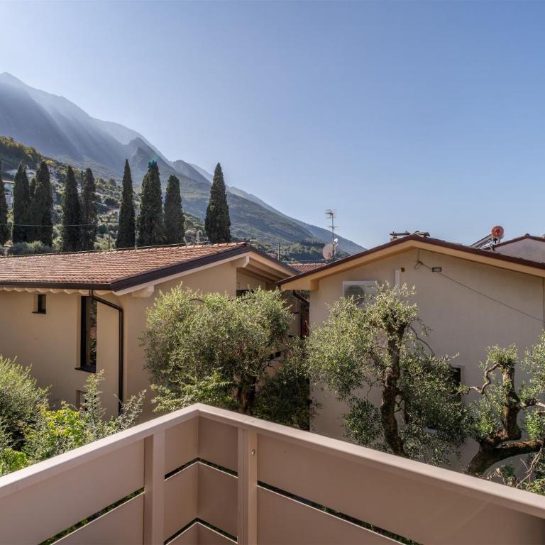 Hotel Diana - Camera Matrimoniale Superior con Balcone e Vista Lago Parziale - 8