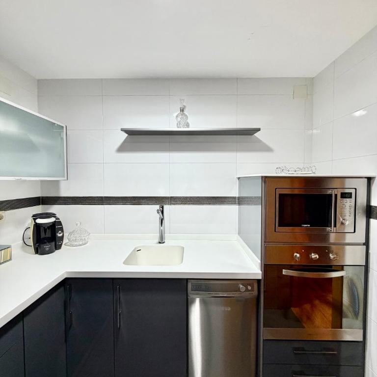 Gohome Granada Norte - Three-Bedroom Apartment with Mountain View - 17