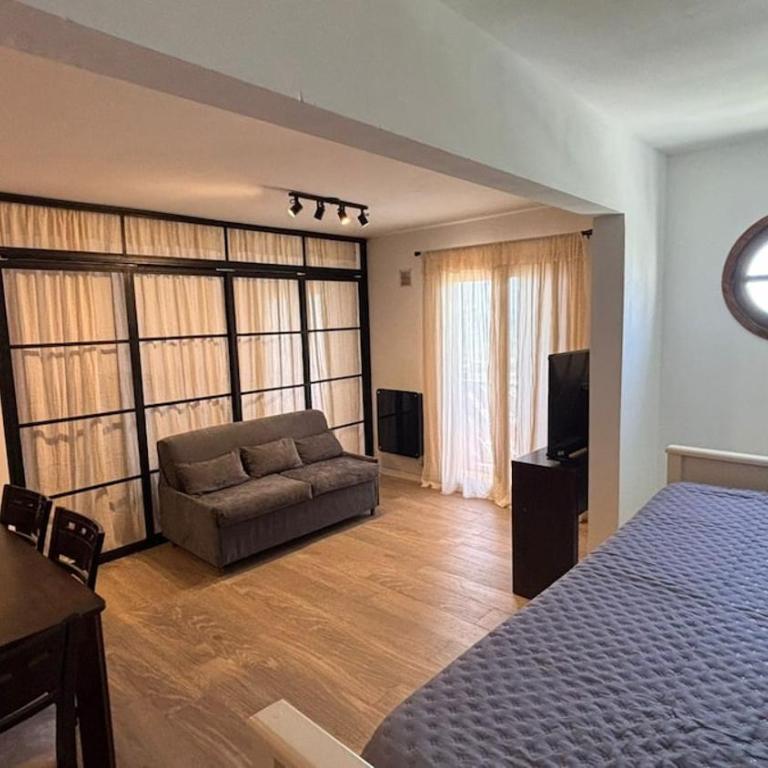 Departamento frente al mar, remodelado y equipado - Two-Bedroom Apartment - 1