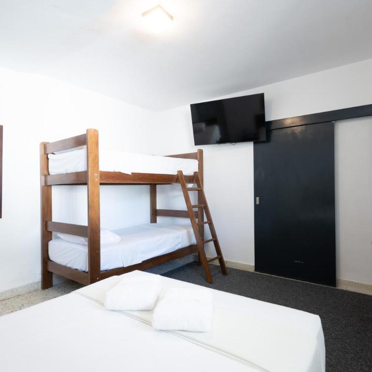 Hotel Oro Negro - Habitación Familiar con baño privado - 5