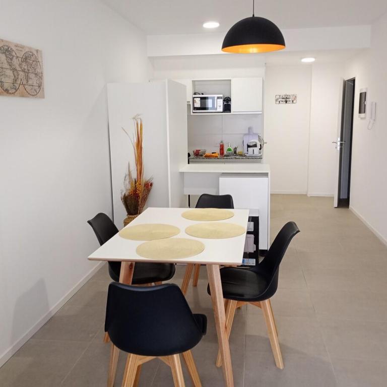 Departamento céntrico bien conectado con balcón - Apartamento - 1