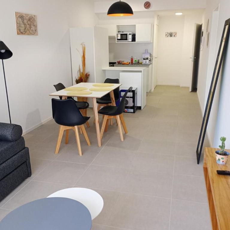 Departamento céntrico bien conectado con balcón - Apartamento - 8