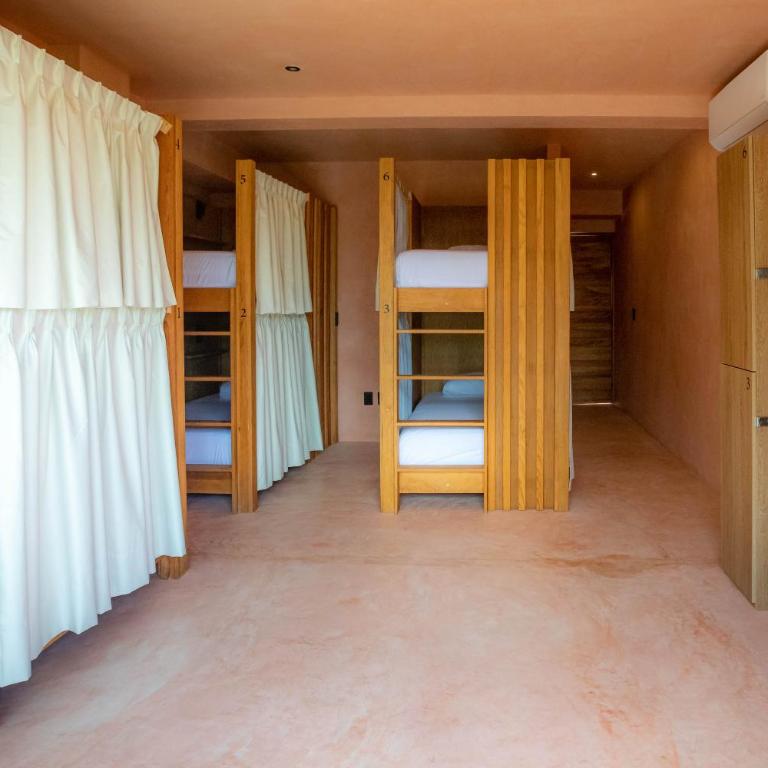 Casa Toro La Punta - Cama en habitación compartida femenina de 6 camas - 1