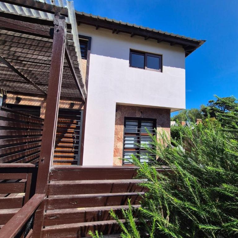 Dúplex con cochera y parrilla cerca de la playa - Two-Bedroom Apartment - 1