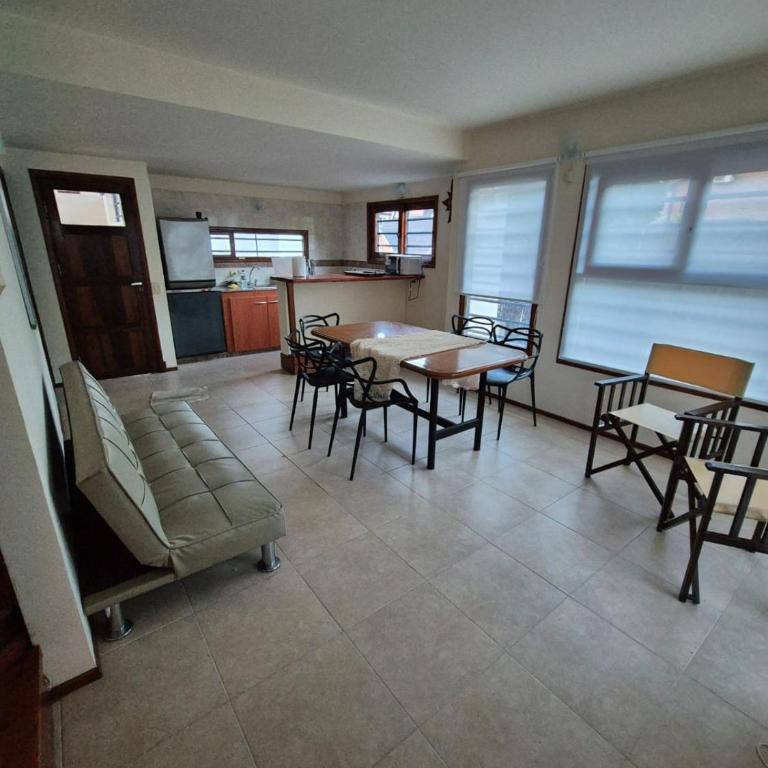 Dúplex con cochera y parrilla cerca de la playa - Two-Bedroom Apartment - 14