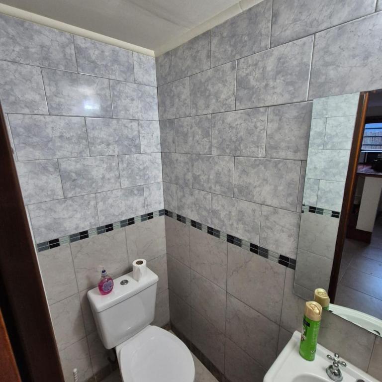 Dúplex con cochera y parrilla cerca de la playa - Two-Bedroom Apartment - 16