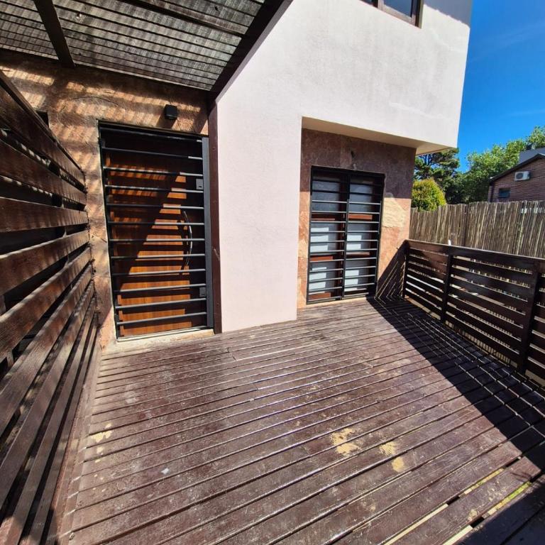 Dúplex con cochera y parrilla cerca de la playa - Two-Bedroom Apartment - 24