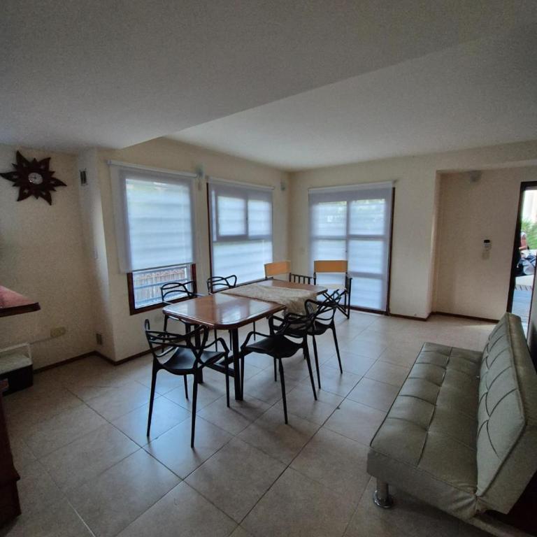 Dúplex con cochera y parrilla cerca de la playa - Two-Bedroom Apartment - 27