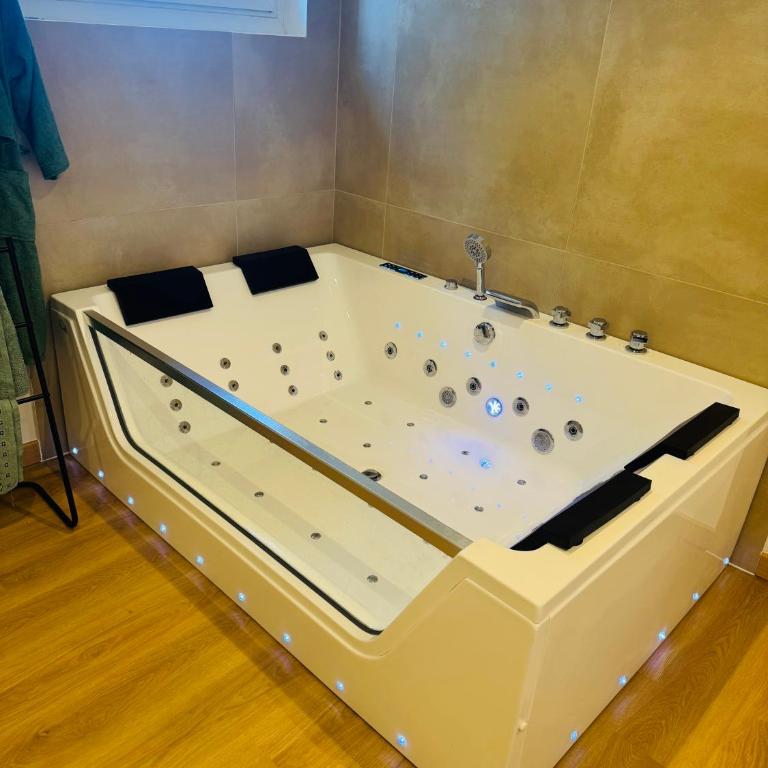Love Room Jacuzzi Privatif à Martigues - Appartement 1 Chambre - 4