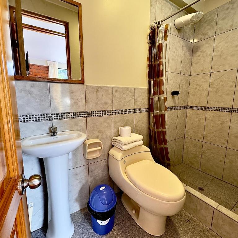 Casa Familiar TOVCA Oxapampa - Double Room with Mountain View - 3