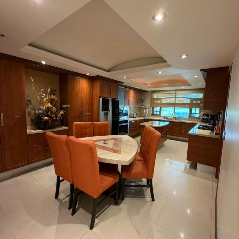Casa a 10 min del estadio - Four-Bedroom House - 9