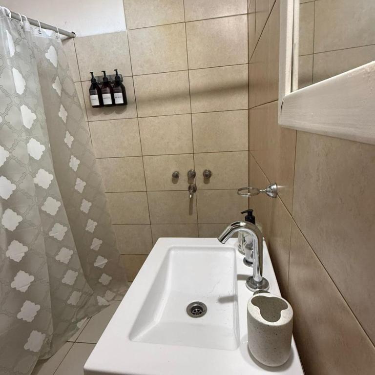 El Cacique Host - One-Bedroom Apartment - 16