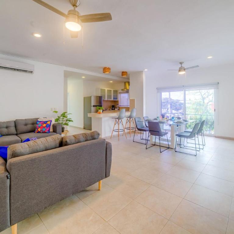 Ideal Group Getaway 4 blocks to the Beach & Pool - Apartment - 10