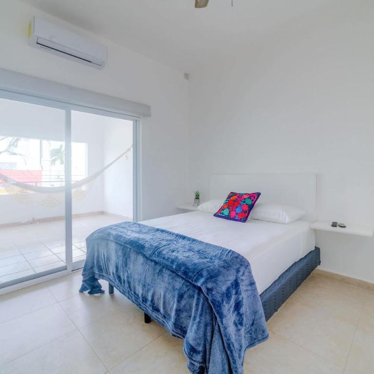 Ideal Group Getaway 4 blocks to the Beach & Pool - Apartment - 27