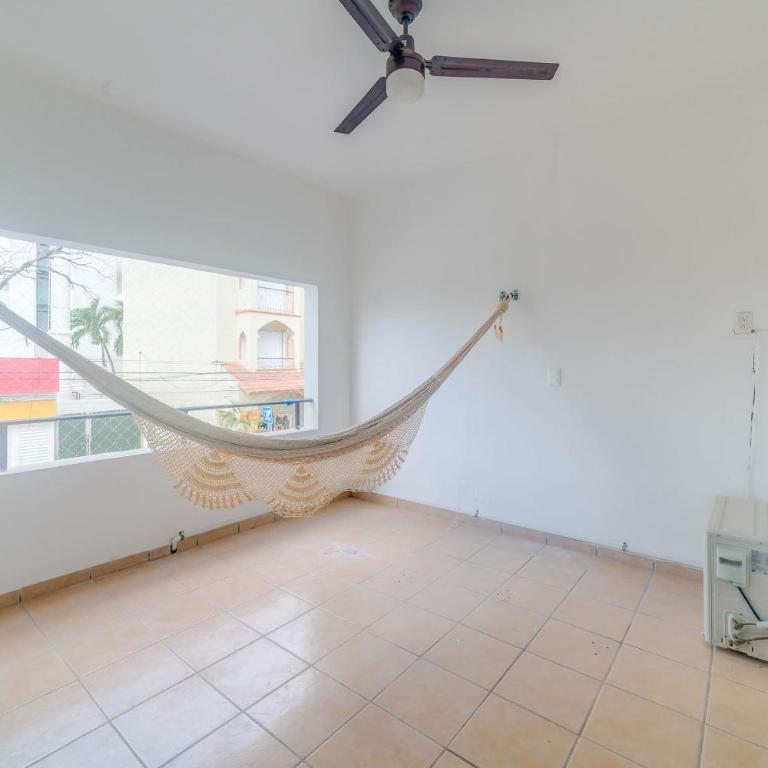 Ideal Group Getaway 4 blocks to the Beach & Pool - Apartment - 29