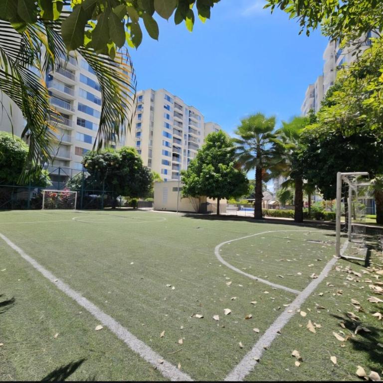 Hermoso apartamento familiar en Ricaurte - Three-Bedroom Apartment with Balcony - 35