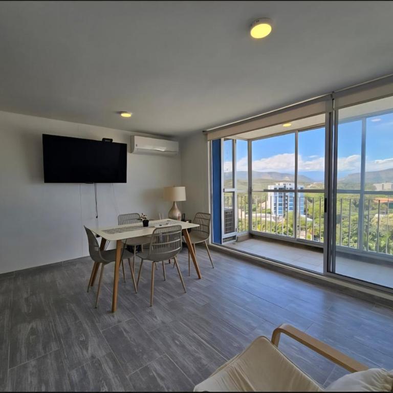 Hermoso apartamento familiar en Ricaurte - Three-Bedroom Apartment with Balcony - 6