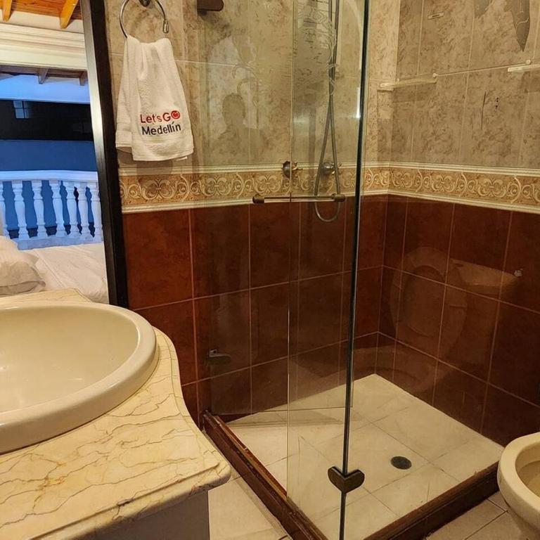 Alojamiento en Medellín con piscina y jacuzzi privados - VIC by Lets Go - Five-Bedroom House - 11