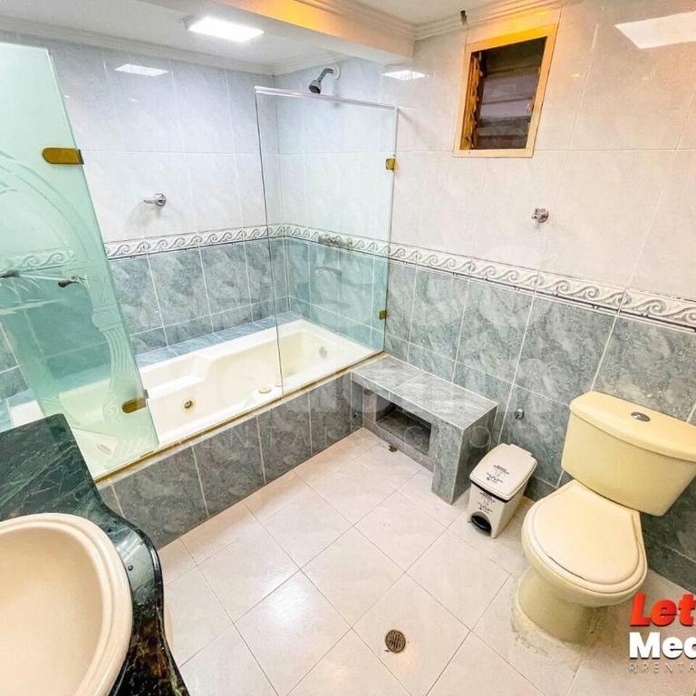Alojamiento en Medellín con piscina y jacuzzi privados - VIC by Lets Go - Five-Bedroom House - 21