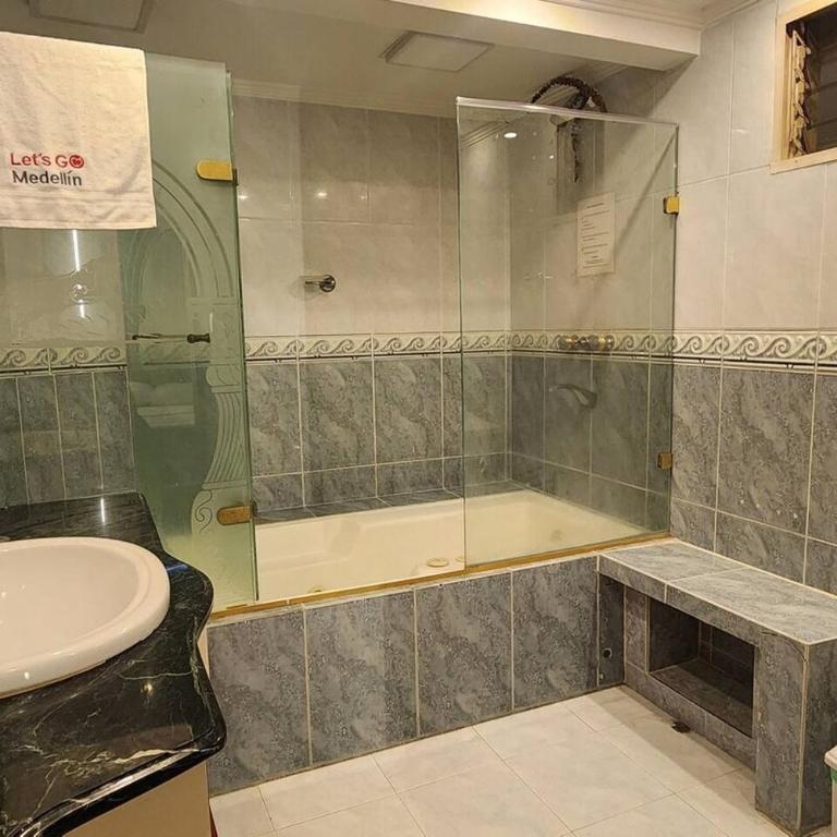 Alojamiento en Medellín con piscina y jacuzzi privados - VIC by Lets Go - Five-Bedroom House - 25