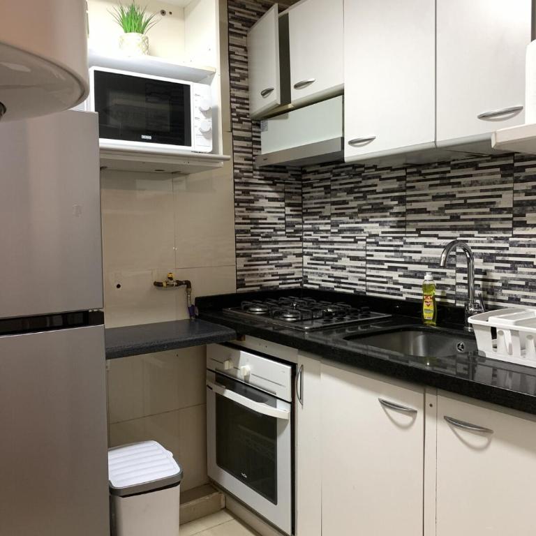 Cómodo departamento frente a Mall Parque Arauco - Two-Bedroom Apartment with City View - 10