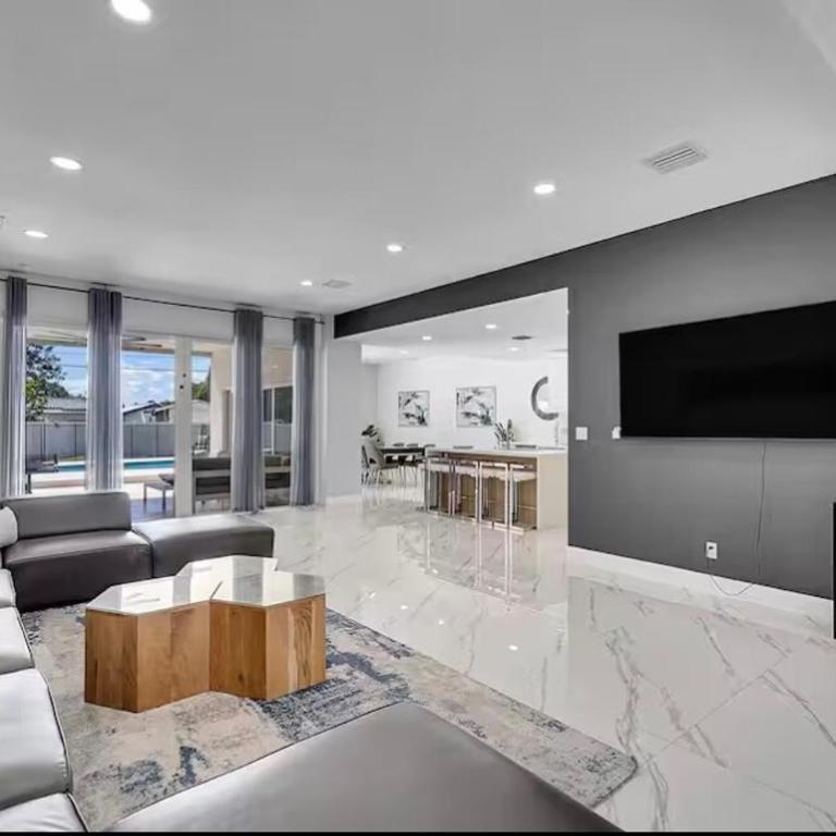 Modern Retreat in the Heart of Hollywood - Apartment - 1