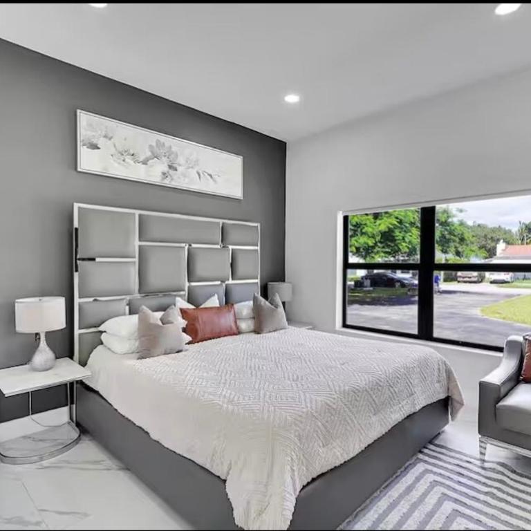Modern Retreat in the Heart of Hollywood - Apartment - 2