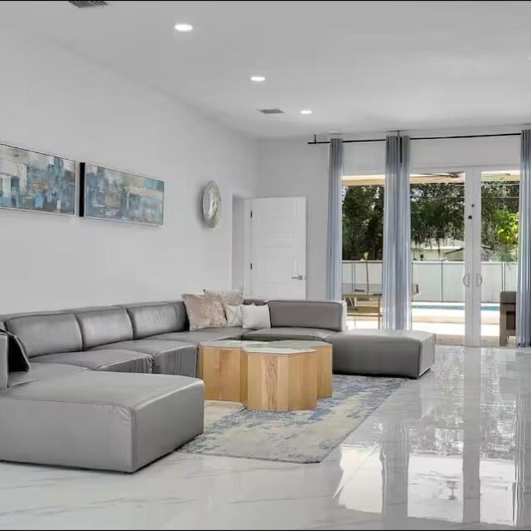 Modern Retreat in the Heart of Hollywood - Apartment - 9