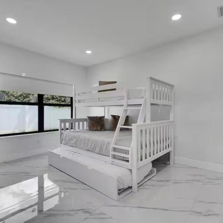 Modern Retreat in the Heart of Hollywood - Apartment - 37