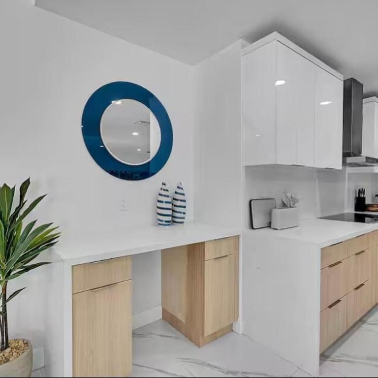 Modern Retreat in the Heart of Hollywood - Apartment - 39