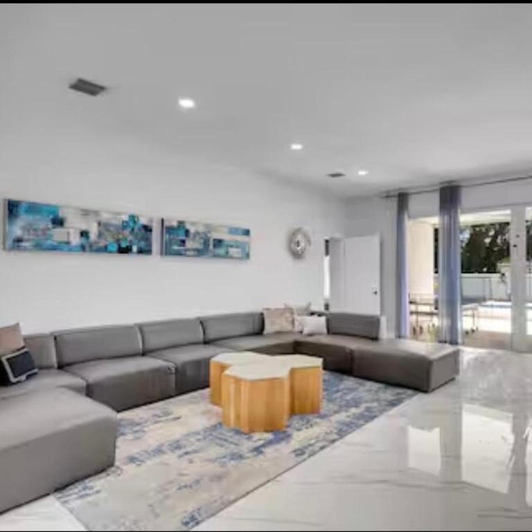 Modern Retreat in the Heart of Hollywood - Apartment - 43