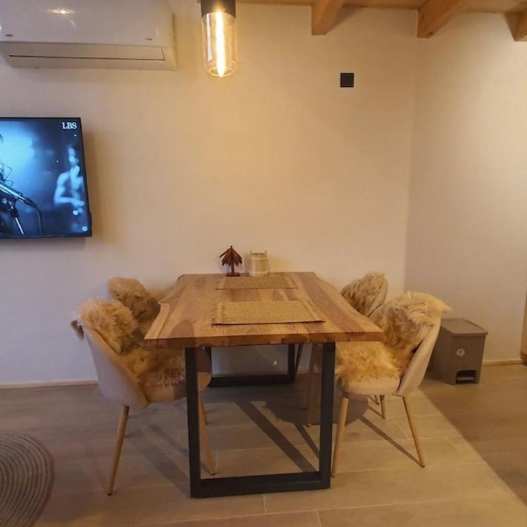 Hazel House - One-Bedroom House - 22