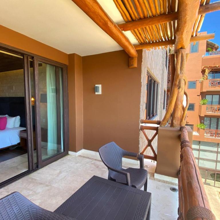 Esplendor by Wyndham Isla Mujeres All Inclusive - Junior King Suite with Balcony - Non-Smoking - 4