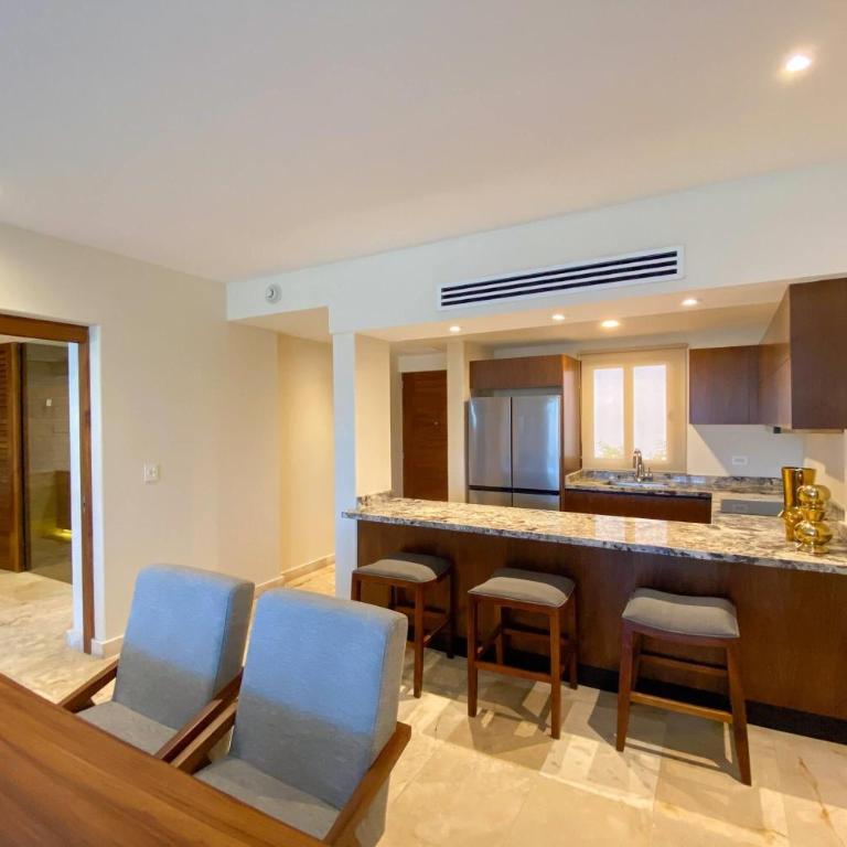 Esplendor by Wyndham Isla Mujeres All Inclusive - Oceanfront Villa with One King Bed and Two Double Beds - Terrace/Non-Smoking - 4